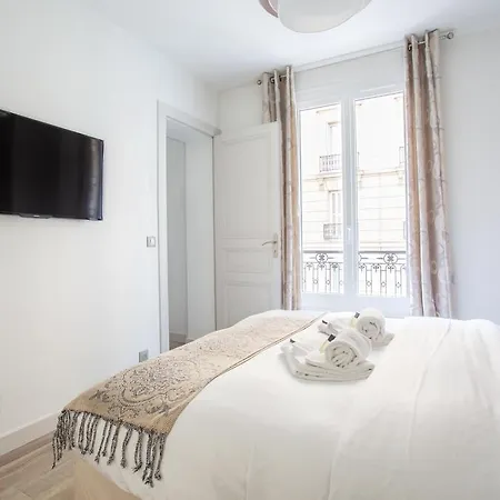 Parisian * Παρίσι